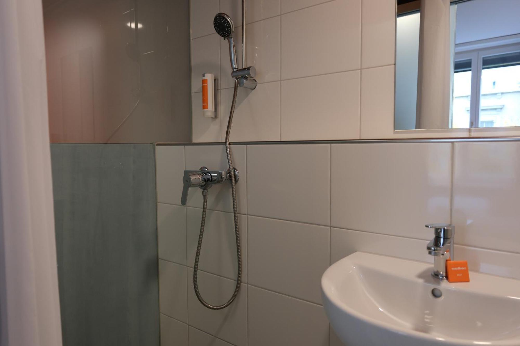 Easyhotel Zuerich Main Station Rom bilde