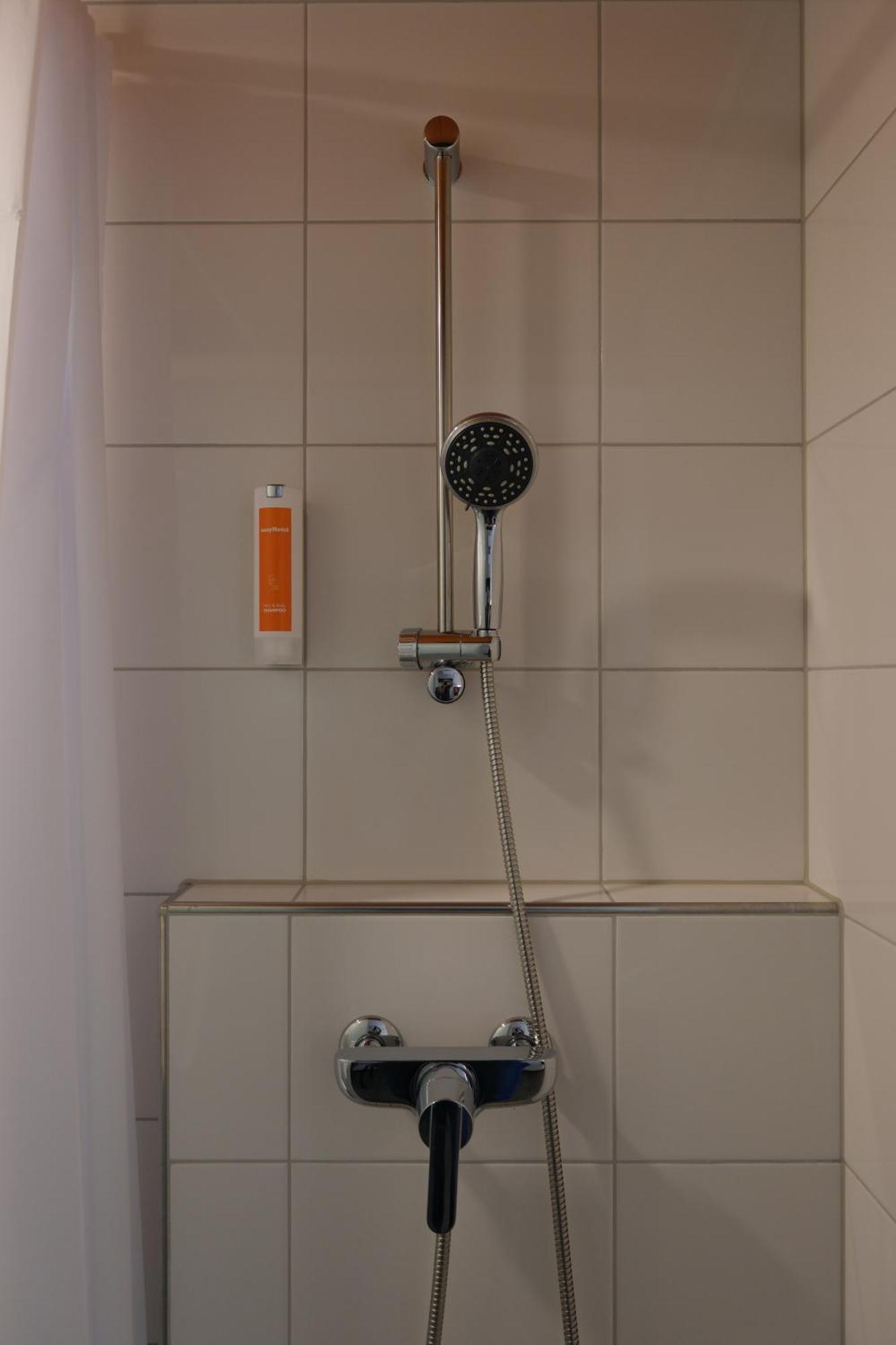 Easyhotel Zuerich Main Station Rom bilde